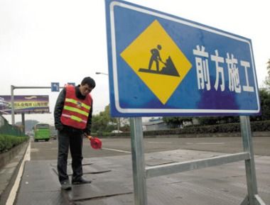 南通海五线五座桥梁8月1日起实行半幅封闭施工，交通安全设施工程全面启动