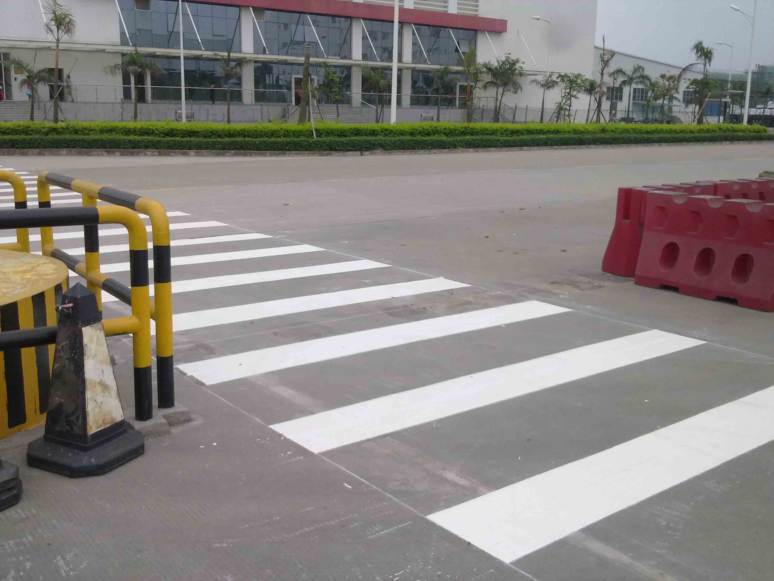 工厂交通安全设施全面升级 道路划线、标牌安装与限速管理实践案例