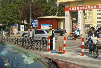 淮阴公安分局创新设置“可变护栏”，精准破解校园门前交通顽疾
